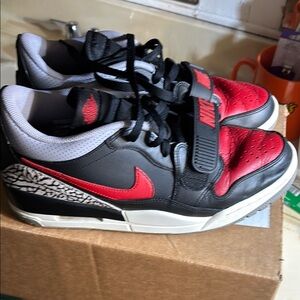 Nike Jordan legacy CD7069-006mens shoes Red and Black Sneakers